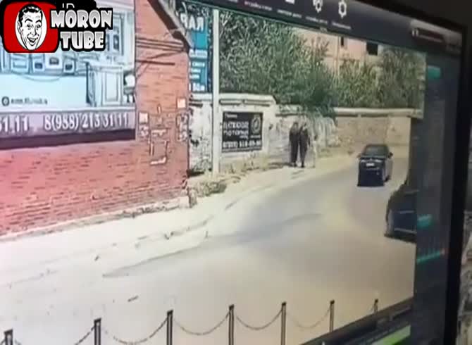Video: Russia - Grandmother and grandson are killed as a speeding motorist misses a curve